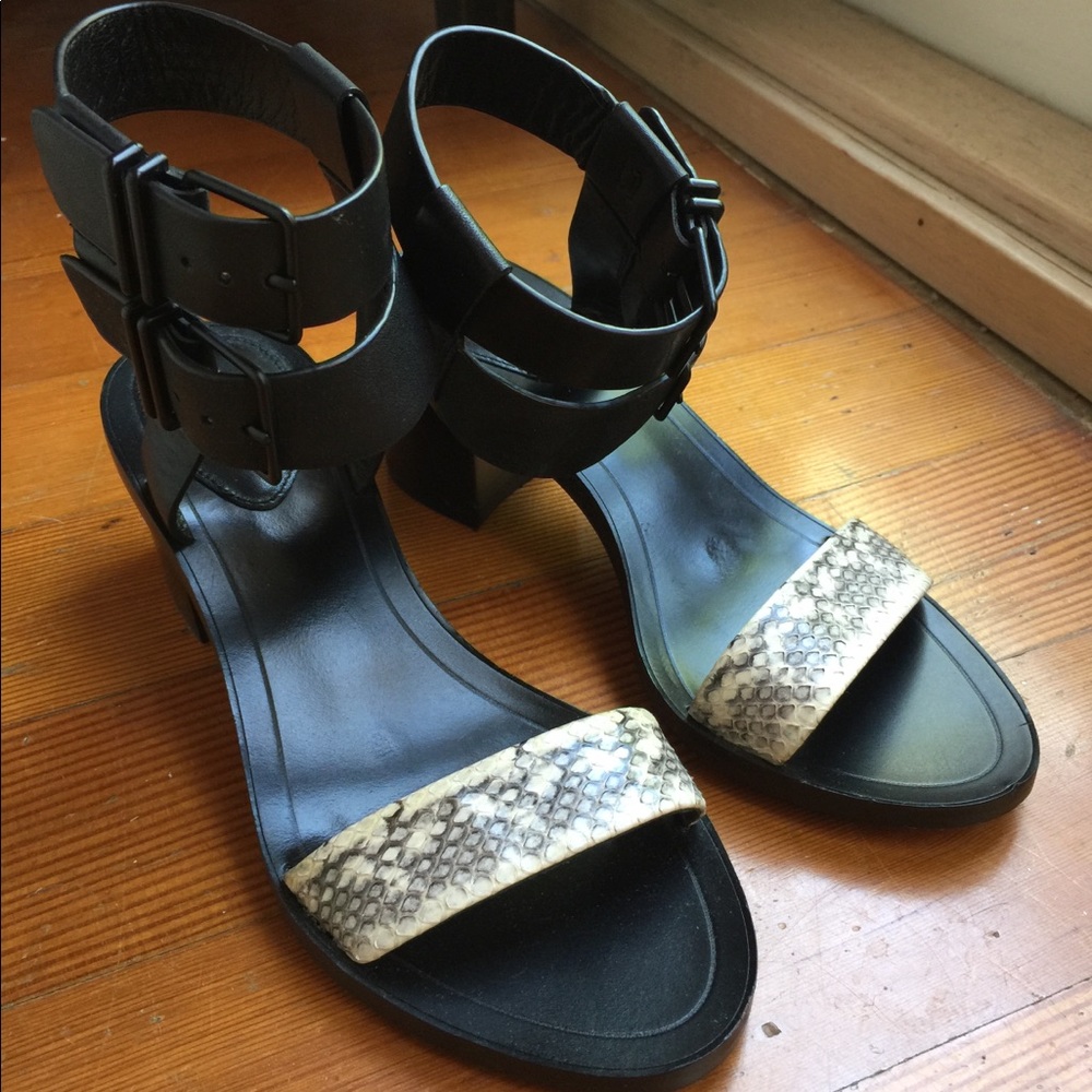 Pour La Victoire block heel sandal - size 6
